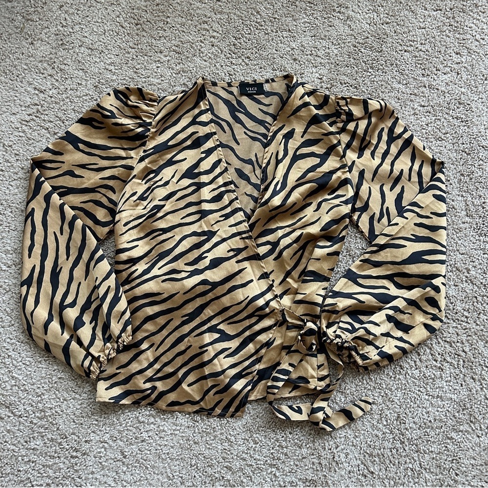 Vici Black Tan Zebra Print Satin Wrap Long Sleeve Side Tie Blouse Size Medium - Picture 6 of 9